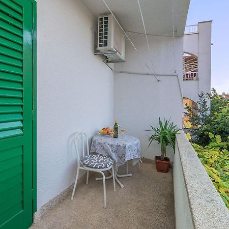 Apartments And Room Nevenka Макарска Екстериор снимка