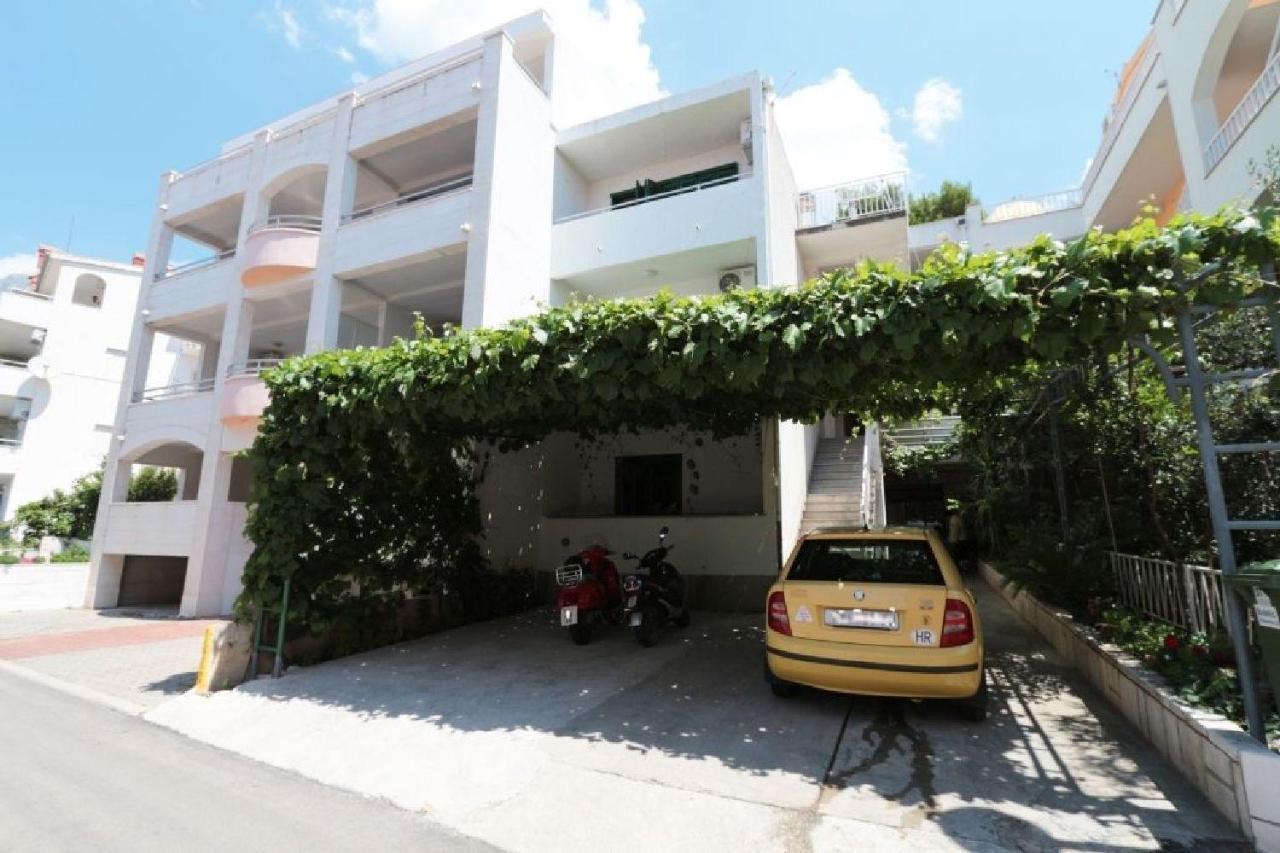 Apartments And Room Nevenka Макарска Екстериор снимка