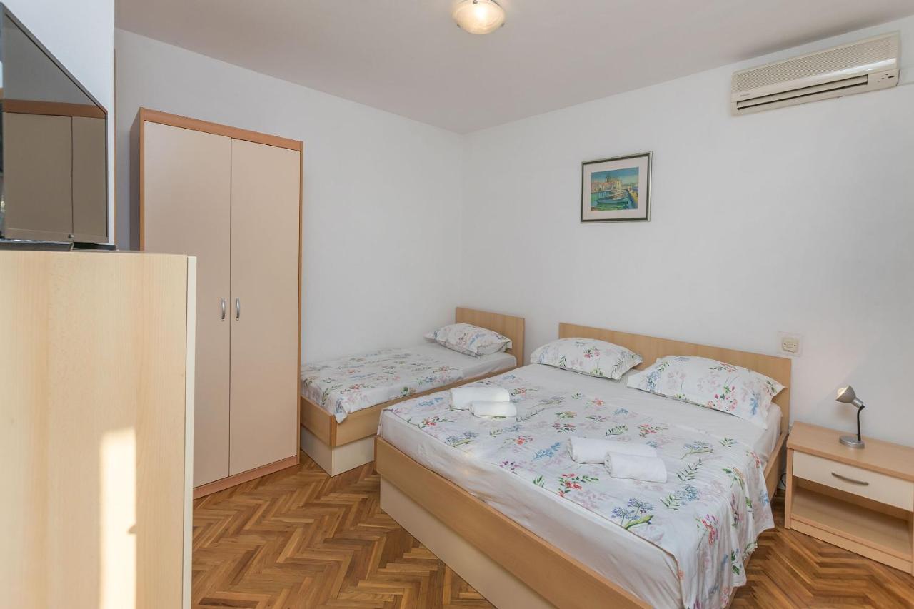 Apartments And Room Nevenka Макарска Екстериор снимка