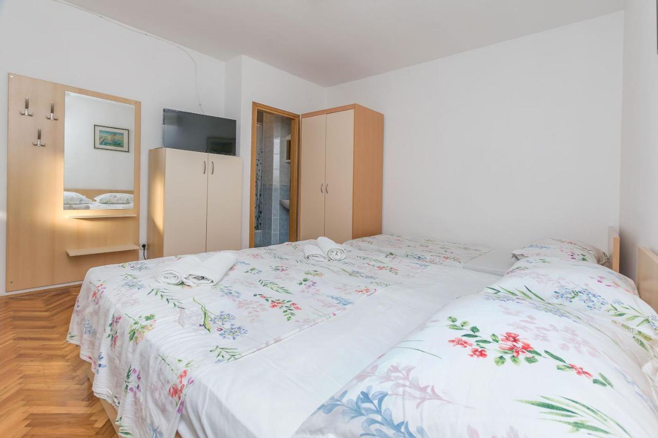 Apartments And Room Nevenka Макарска Екстериор снимка