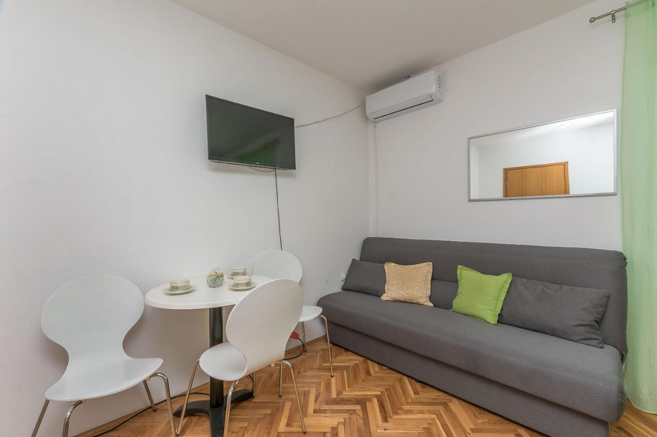 Apartments And Room Nevenka Макарска Екстериор снимка