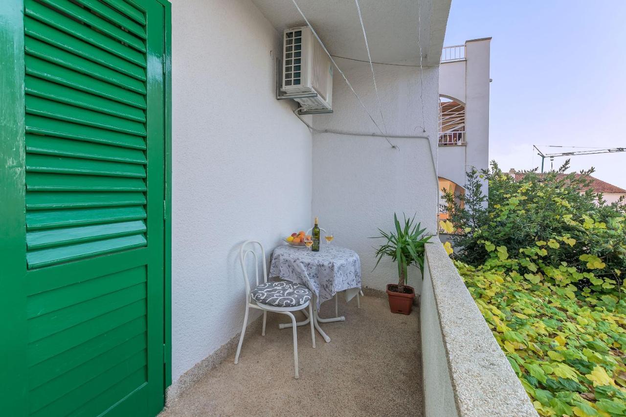 Apartments And Room Nevenka Макарска Екстериор снимка