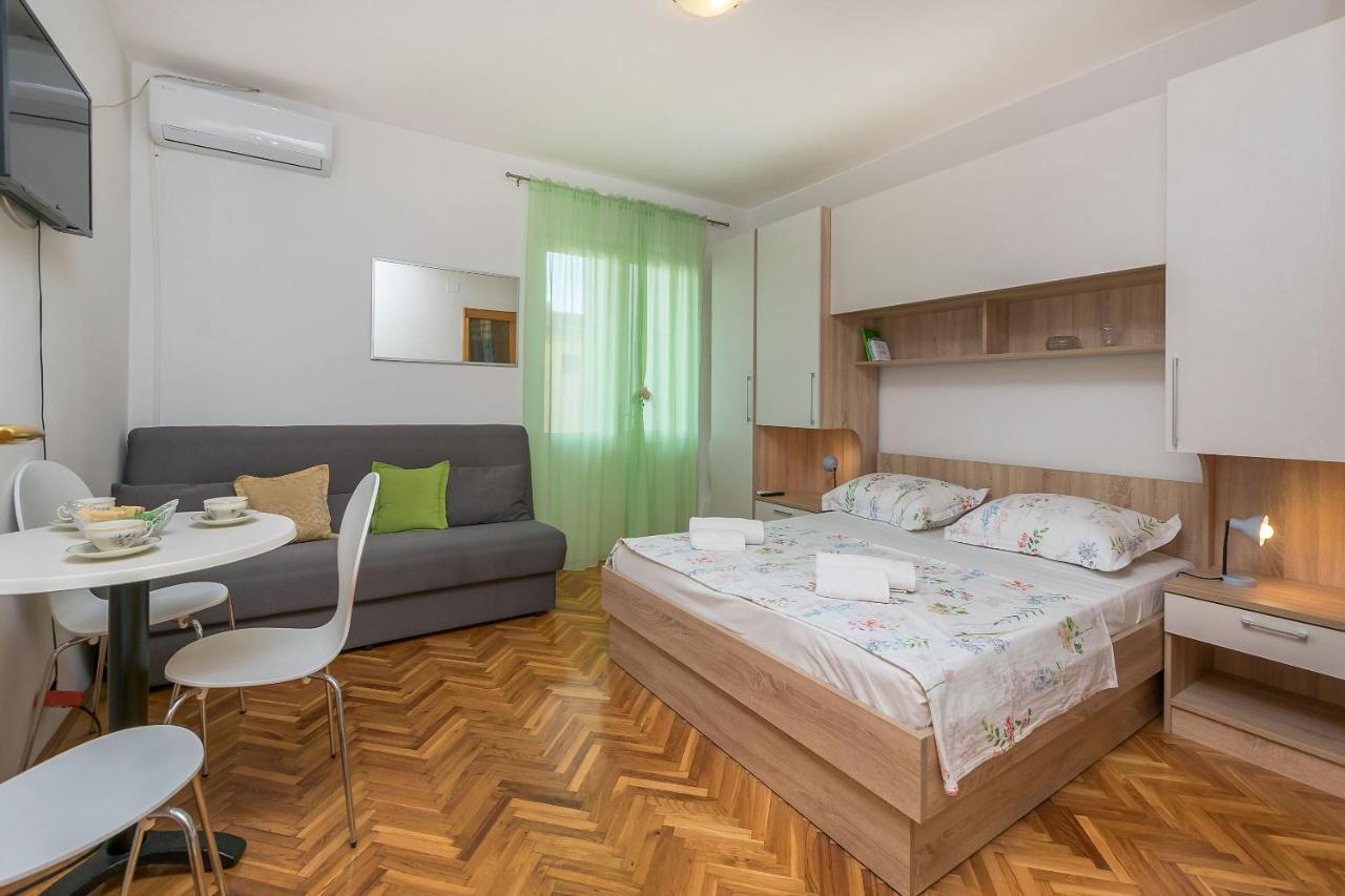 Apartments And Room Nevenka Макарска Екстериор снимка