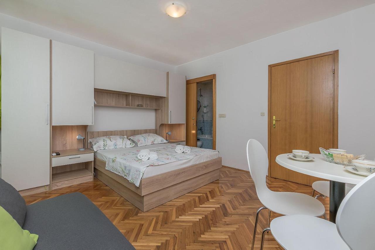 Apartments And Room Nevenka Макарска Екстериор снимка