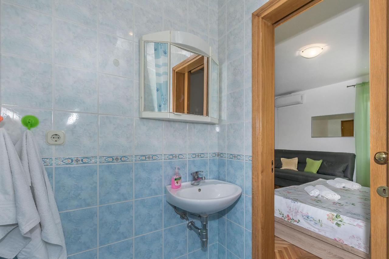 Apartments And Room Nevenka Макарска Екстериор снимка