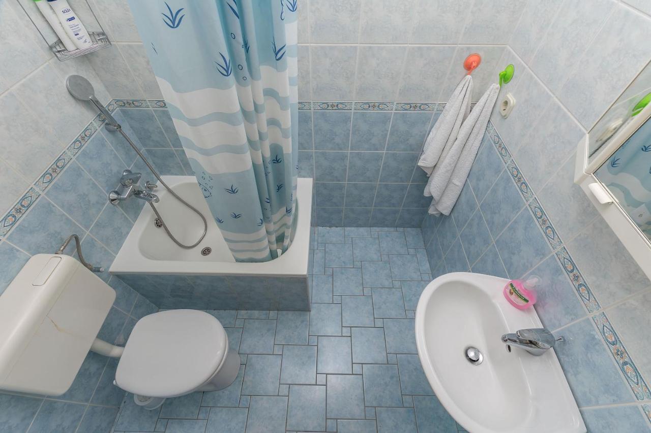 Apartments And Room Nevenka Макарска Екстериор снимка
