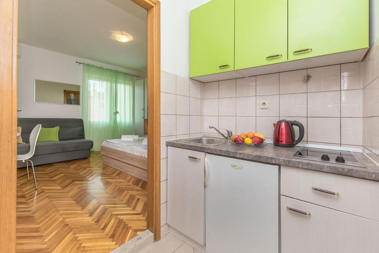 Apartments And Room Nevenka Макарска Стая снимка