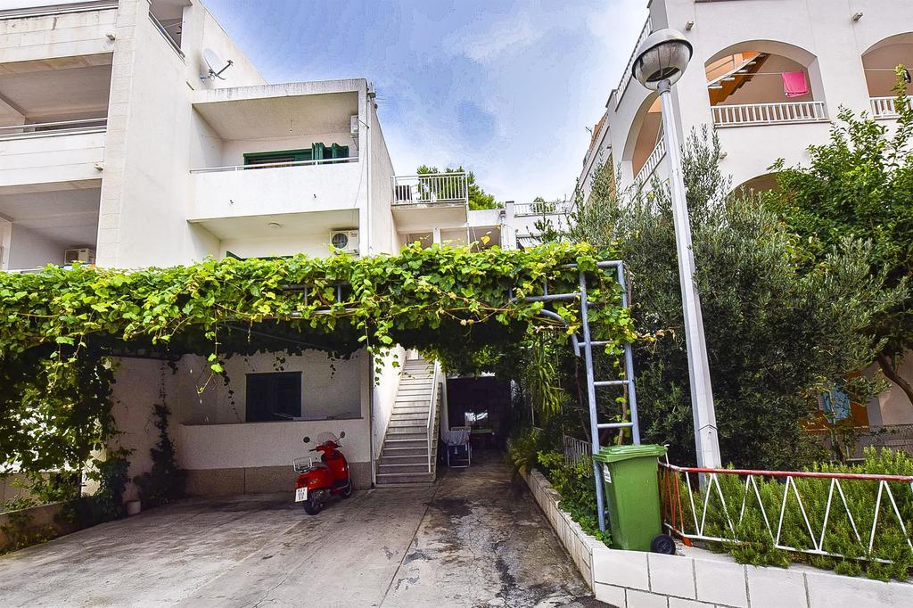 Apartments And Room Nevenka Макарска Екстериор снимка