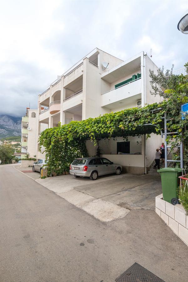 Apartments And Room Nevenka Макарска Екстериор снимка